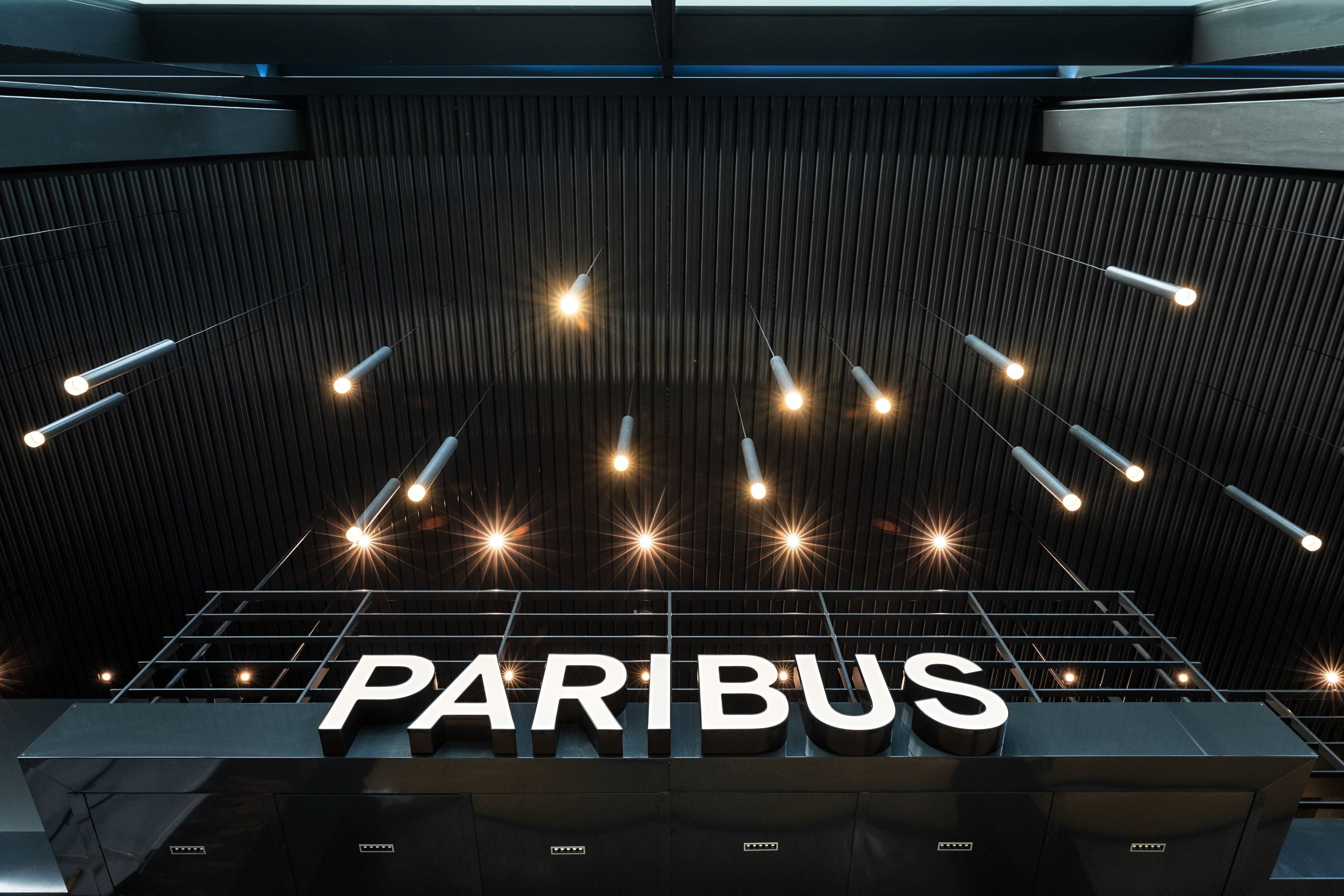 Paribus-Schriftzug im Empfangsbereich