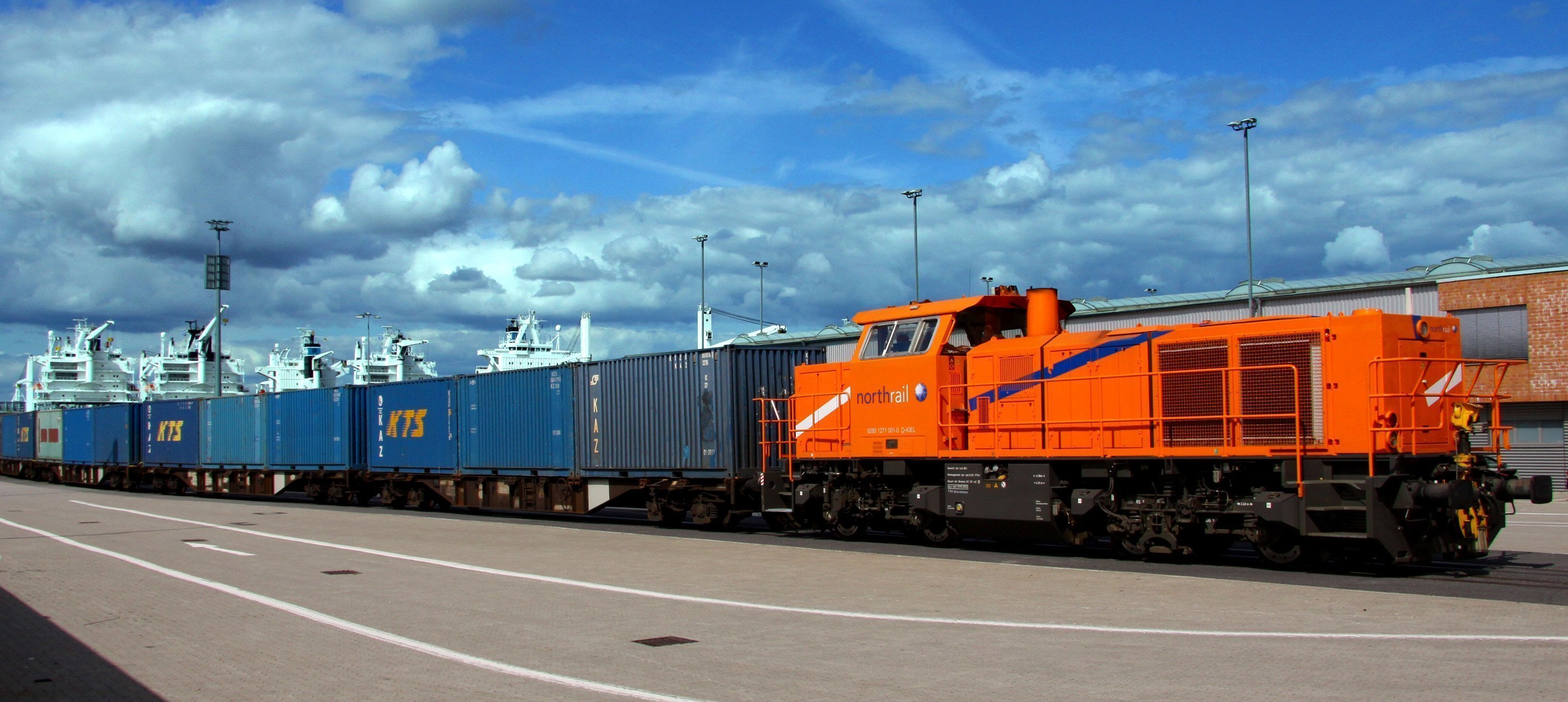 northrail-Lokomotive am Hafen