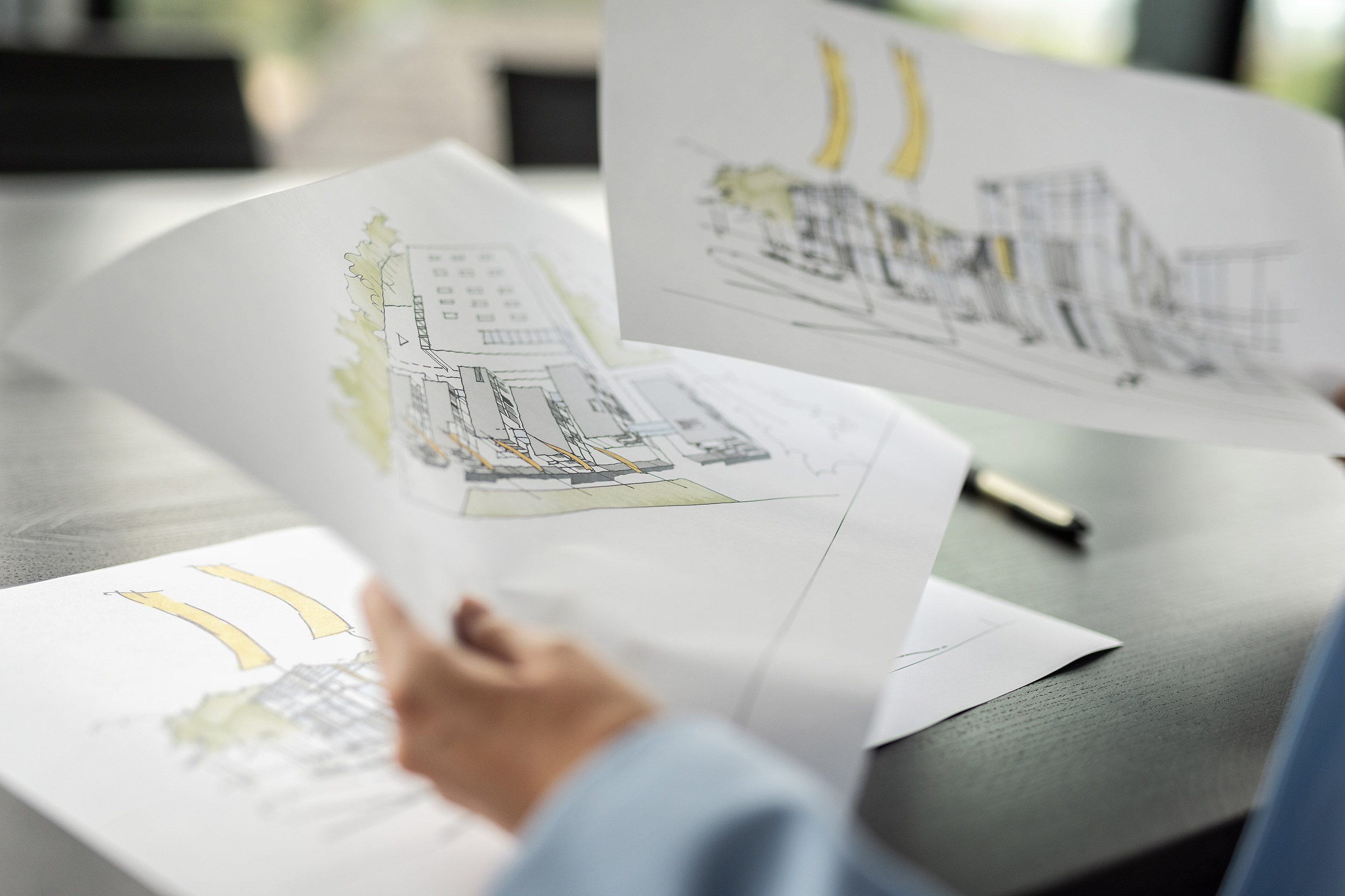 Architectural drawings in the hands of a Paribus employee